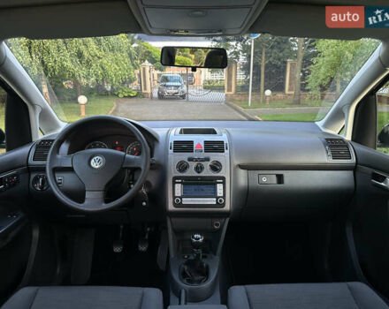 Черный Фольксваген Туран, объемом двигателя 1.6 л и пробегом 220 тыс. км за 7700 $, фото 41 на Automoto.ua