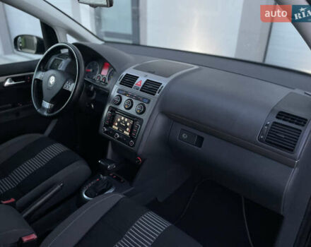 Чорний Фольксваген Туран, об'ємом двигуна 2 л та пробігом 292 тис. км за 8999 $, фото 66 на Automoto.ua