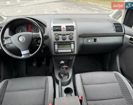 Черный Фольксваген Туран, объемом двигателя 1.6 л и пробегом 200 тыс. км за 7700 $, фото 35 на Automoto.ua