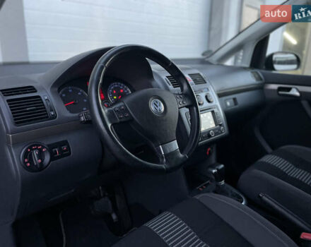 Чорний Фольксваген Туран, об'ємом двигуна 2 л та пробігом 292 тис. км за 8999 $, фото 2 на Automoto.ua