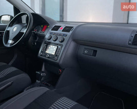 Чорний Фольксваген Туран, об'ємом двигуна 2 л та пробігом 292 тис. км за 8850 $, фото 54 на Automoto.ua