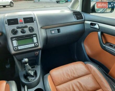 Черный Фольксваген Туран, объемом двигателя 1.6 л и пробегом 213 тыс. км за 8550 $, фото 71 на Automoto.ua