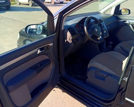 Черный Фольксваген Туран, объемом двигателя 1.4 л и пробегом 291 тыс. км за 6050 $, фото 5 на Automoto.ua