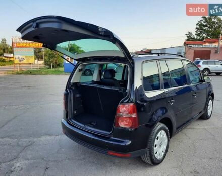 Черный Фольксваген Туран, объемом двигателя 1.6 л и пробегом 213 тыс. км за 8550 $, фото 116 на Automoto.ua