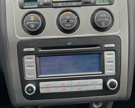 Черный Фольксваген Туран, объемом двигателя 1.6 л и пробегом 193 тыс. км за 7799 $, фото 31 на Automoto.ua