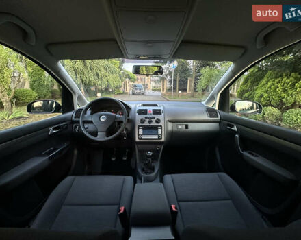 Черный Фольксваген Туран, объемом двигателя 1.6 л и пробегом 220 тыс. км за 7700 $, фото 40 на Automoto.ua