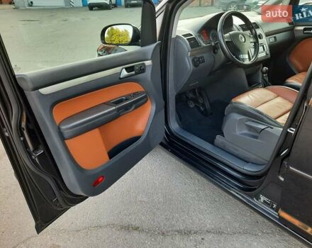 Черный Фольксваген Туран, объемом двигателя 1.6 л и пробегом 213 тыс. км за 8550 $, фото 46 на Automoto.ua