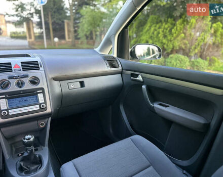 Черный Фольксваген Туран, объемом двигателя 1.6 л и пробегом 220 тыс. км за 7700 $, фото 42 на Automoto.ua