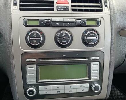 Черный Фольксваген Туран, объемом двигателя 1.6 л и пробегом 222 тыс. км за 7600 $, фото 19 на Automoto.ua