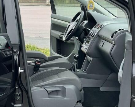 Чорний Фольксваген Туран, об'ємом двигуна 1.6 л та пробігом 147 тис. км за 8350 $, фото 20 на Automoto.ua