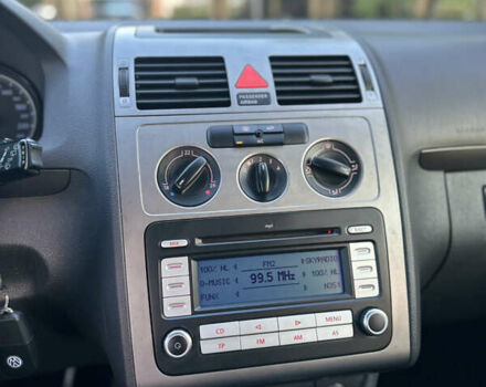 Черный Фольксваген Туран, объемом двигателя 1.6 л и пробегом 220 тыс. км за 7700 $, фото 45 на Automoto.ua