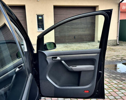 Черный Фольксваген Туран, объемом двигателя 1.6 л и пробегом 176 тыс. км за 8198 $, фото 81 на Automoto.ua