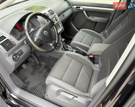 Черный Фольксваген Туран, объемом двигателя 1.6 л и пробегом 200 тыс. км за 7700 $, фото 30 на Automoto.ua