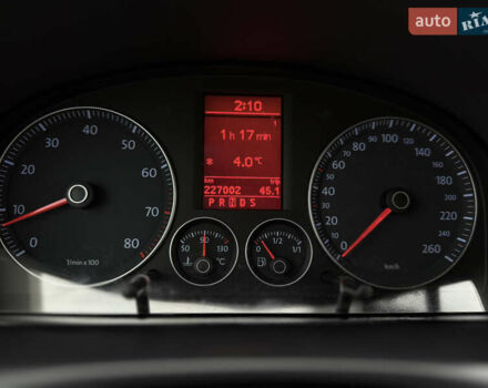 Черный Фольксваген Туран, объемом двигателя 1.4 л и пробегом 227 тыс. км за 7200 $, фото 36 на Automoto.ua