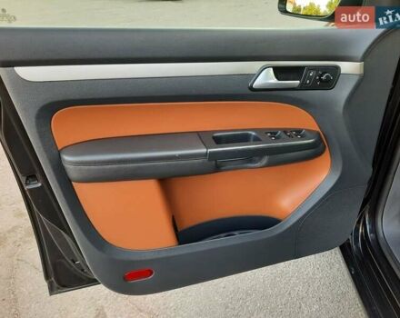 Черный Фольксваген Туран, объемом двигателя 1.6 л и пробегом 213 тыс. км за 8550 $, фото 48 на Automoto.ua