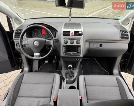 Чорний Фольксваген Туран, об'ємом двигуна 1.6 л та пробігом 147 тис. км за 8400 $, фото 27 на Automoto.ua