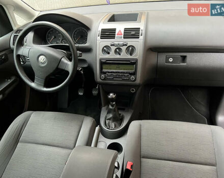 Черный Фольксваген Туран, объемом двигателя 1.6 л и пробегом 180 тыс. км за 8200 $, фото 30 на Automoto.ua