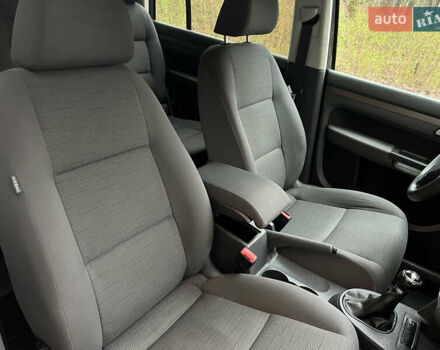 Черный Фольксваген Туран, объемом двигателя 1.6 л и пробегом 180 тыс. км за 8200 $, фото 39 на Automoto.ua