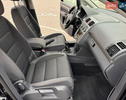 Черный Фольксваген Туран, объемом двигателя 1.4 л и пробегом 190 тыс. км за 7200 $, фото 27 на Automoto.ua