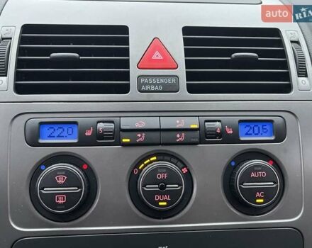 Черный Фольксваген Туран, объемом двигателя 1.4 л и пробегом 194 тыс. км за 6555 $, фото 106 на Automoto.ua