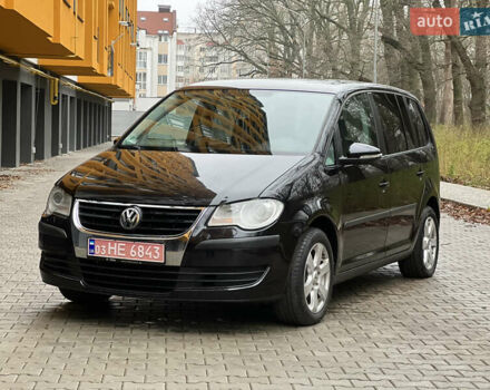 Черный Фольксваген Туран, объемом двигателя 1.6 л и пробегом 180 тыс. км за 8200 $, фото 1 на Automoto.ua