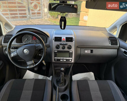 Чорний Фольксваген Туран, об'ємом двигуна 1.4 л та пробігом 148 тис. км за 5999 $, фото 53 на Automoto.ua