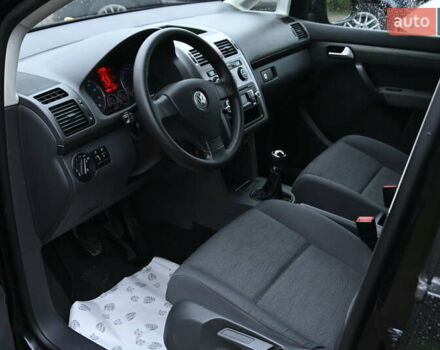 Черный Фольксваген Туран, объемом двигателя 1.6 л и пробегом 152 тыс. км за 7600 $, фото 14 на Automoto.ua