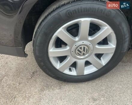 Черный Фольксваген Туран, объемом двигателя 1.4 л и пробегом 194 тыс. км за 6555 $, фото 89 на Automoto.ua