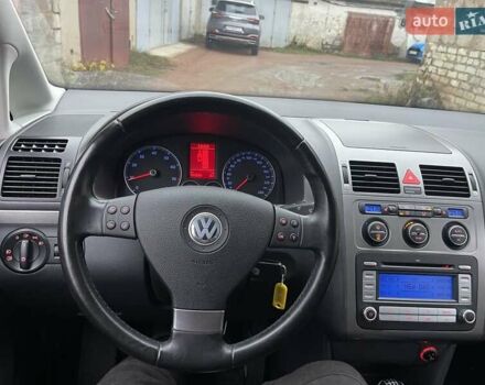 Черный Фольксваген Туран, объемом двигателя 1.4 л и пробегом 194 тыс. км за 6555 $, фото 113 на Automoto.ua