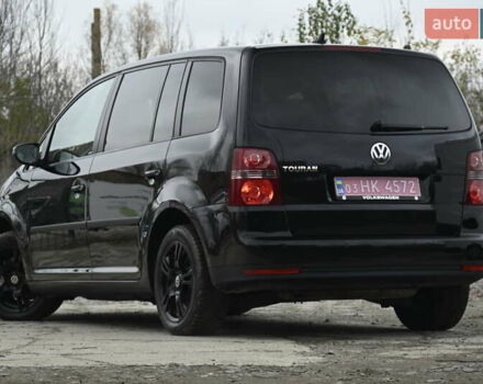 Черный Фольксваген Туран, объемом двигателя 1.6 л и пробегом 152 тыс. км за 7600 $, фото 7 на Automoto.ua