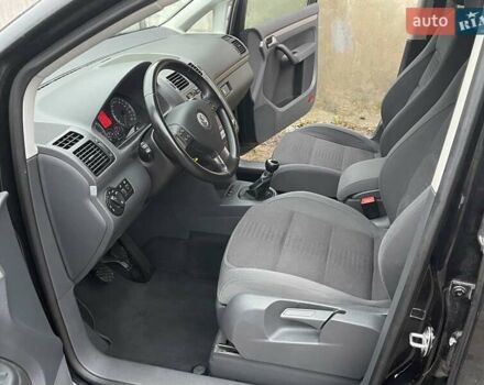 Черный Фольксваген Туран, объемом двигателя 1.4 л и пробегом 194 тыс. км за 6555 $, фото 71 на Automoto.ua