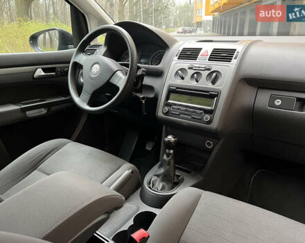 Черный Фольксваген Туран, объемом двигателя 1.6 л и пробегом 180 тыс. км за 8200 $, фото 29 на Automoto.ua