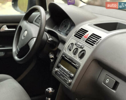 Черный Фольксваген Туран, объемом двигателя 1.6 л и пробегом 180 тыс. км за 8200 $, фото 32 на Automoto.ua