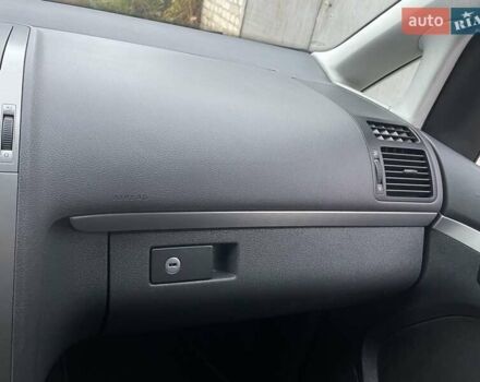 Черный Фольксваген Туран, объемом двигателя 1.4 л и пробегом 194 тыс. км за 6555 $, фото 108 на Automoto.ua