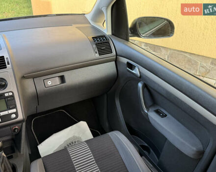 Чорний Фольксваген Туран, об'ємом двигуна 1.4 л та пробігом 148 тис. км за 5999 $, фото 57 на Automoto.ua