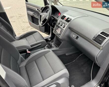 Чорний Фольксваген Туран, об'ємом двигуна 1.6 л та пробігом 147 тис. км за 8400 $, фото 37 на Automoto.ua