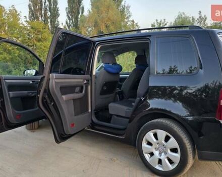 Черный Фольксваген Туран, объемом двигателя 1.4 л и пробегом 194 тыс. км за 7600 $, фото 12 на Automoto.ua