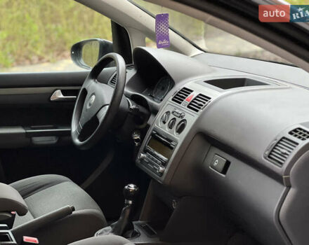 Черный Фольксваген Туран, объемом двигателя 1.6 л и пробегом 180 тыс. км за 8200 $, фото 31 на Automoto.ua