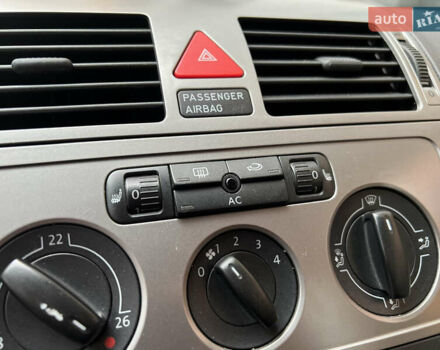 Черный Фольксваген Туран, объемом двигателя 1.6 л и пробегом 180 тыс. км за 8200 $, фото 35 на Automoto.ua