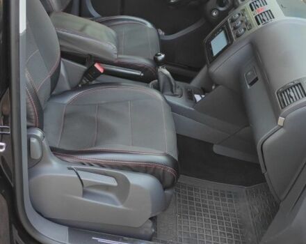 Черный Фольксваген Туран, объемом двигателя 1.9 л и пробегом 275 тыс. км за 8000 $, фото 5 на Automoto.ua