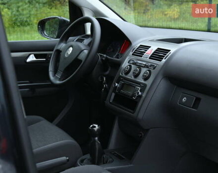 Черный Фольксваген Туран, объемом двигателя 1.6 л и пробегом 152 тыс. км за 7600 $, фото 28 на Automoto.ua
