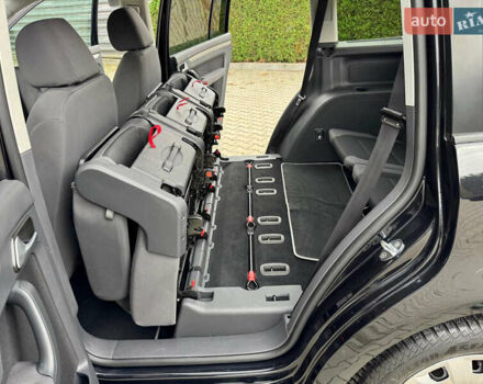 Черный Фольксваген Туран, объемом двигателя 1.4 л и пробегом 190 тыс. км за 7200 $, фото 45 на Automoto.ua