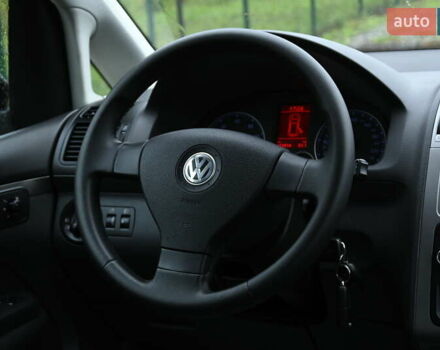 Черный Фольксваген Туран, объемом двигателя 1.6 л и пробегом 152 тыс. км за 7600 $, фото 26 на Automoto.ua