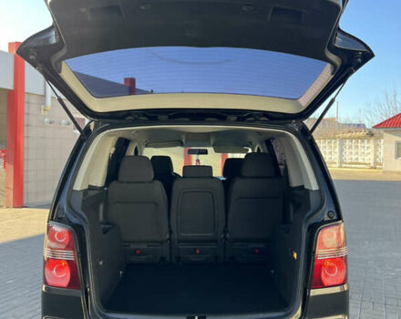 Черный Фольксваген Туран, объемом двигателя 1.9 л и пробегом 353 тыс. км за 6699 $, фото 25 на Automoto.ua