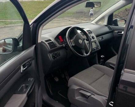 Черный Фольксваген Туран, объемом двигателя 1.6 л и пробегом 249 тыс. км за 7999 $, фото 1 на Automoto.ua