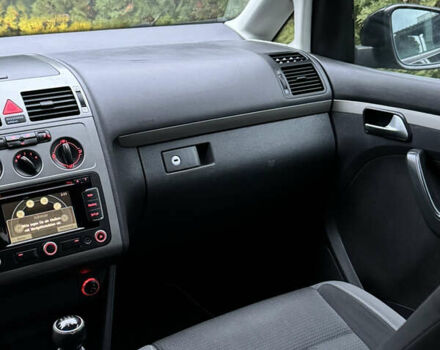 Черный Фольксваген Туран, объемом двигателя 1.6 л и пробегом 191 тыс. км за 7900 $, фото 21 на Automoto.ua