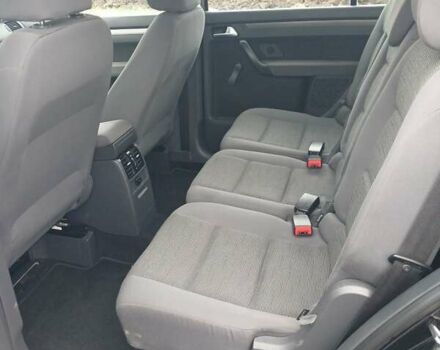 Черный Фольксваген Туран, объемом двигателя 1.6 л и пробегом 249 тыс. км за 7999 $, фото 30 на Automoto.ua