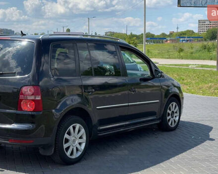 Черный Фольксваген Туран, объемом двигателя 1.97 л и пробегом 285 тыс. км за 7100 $, фото 4 на Automoto.ua