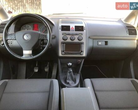 Черный Фольксваген Туран, объемом двигателя 1.9 л и пробегом 294 тыс. км за 7400 $, фото 5 на Automoto.ua
