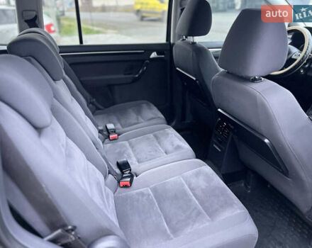 Черный Фольксваген Туран, объемом двигателя 1.6 л и пробегом 220 тыс. км за 8400 $, фото 31 на Automoto.ua